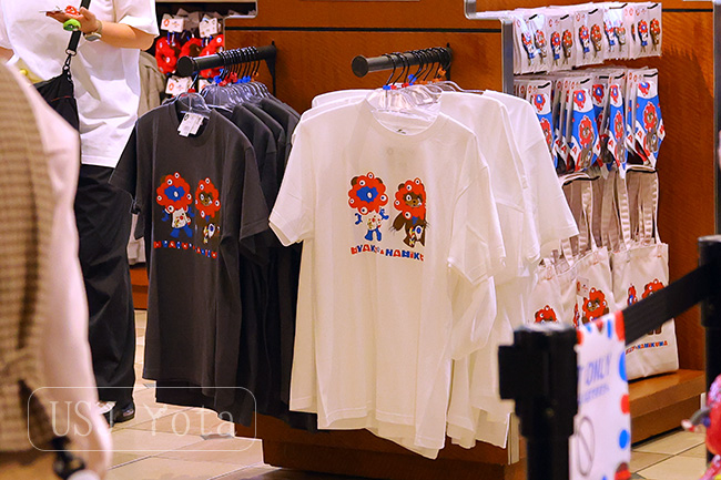 ハミクマとミャクミャクのコラボグッズの販売も行われ店内に入るための整理券が必要