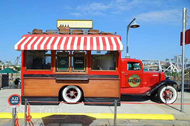 USJユニバーサルマーケット付近の赤いConey Island Snacksのフードカート