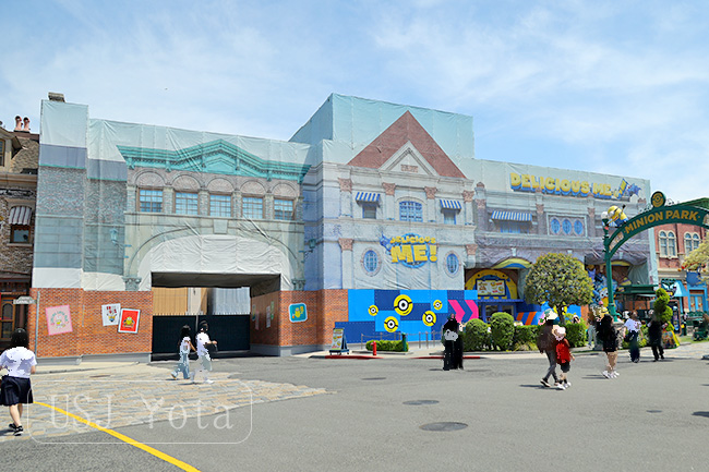 USJミニオンパークの建物が幕で覆われている工事の様子