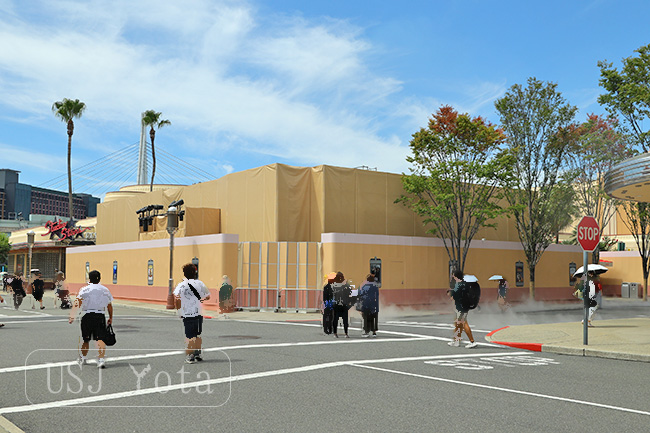 USJスタジオスターズレストランの建物が黄色い幕に覆われている様子