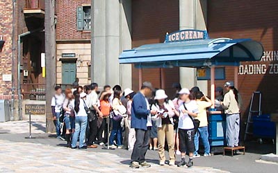 フルーツバーとネバーランドチェックインパスをセット(&yen;750)でご購入できます