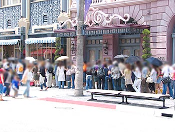 炎天下での待ち時間は大変