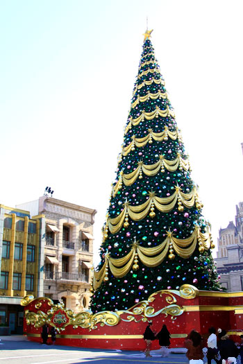 クリスマス<br />ツリー” class=”pict” /></center></p>
<p>前回の天使のくれた奇跡をご覧になった方にとったら、新鮮味があるとは思えない<br />ツリーですが、ツリーを彩るLEDの数が世界一ということなので、夜になり、<br />このツリーがどのように輝くのか、楽しみでございます。</p>
<p>それと、パーク内の建物にも飾り付けが進んでいまして、その雰囲気を盛り上げる<br />のに一役買っています。</p>
<p><center><img loading=