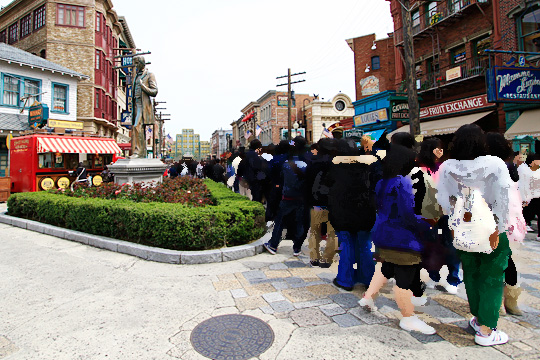 ワゴン販売にできる長蛇の列