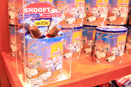 缶に入ったお菓子のお土産