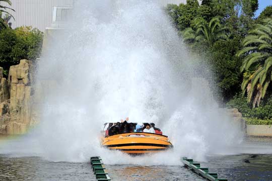 ジュラッシクパークのライド後方に虹がかかる