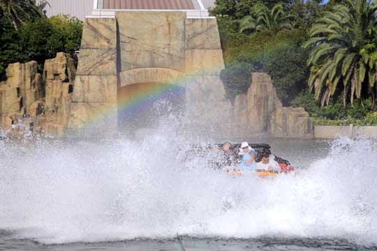 ジュラッシクパークのライド後方に虹がかかる