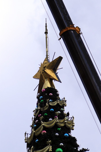 クリスマスツリー制作中