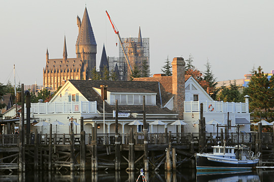 西日に照らされるホグワーツ