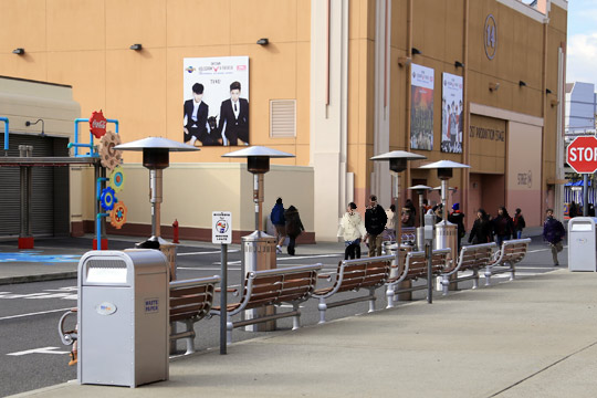 ベンチの間にストーブ