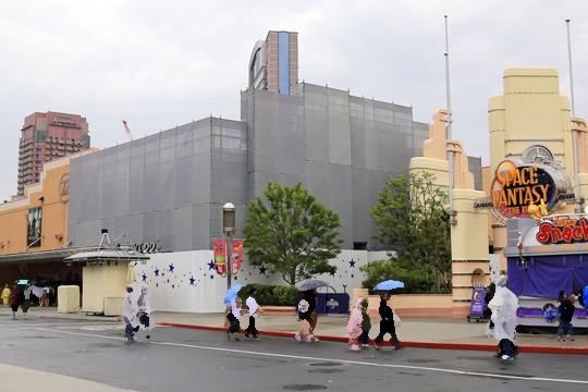 ステージ22の外壁に足場