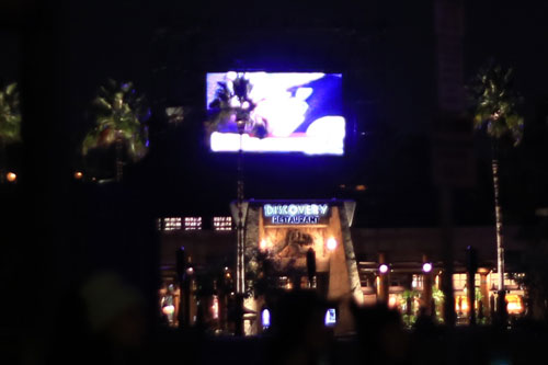 ディスカバリーレストランの上に設置されたモニター