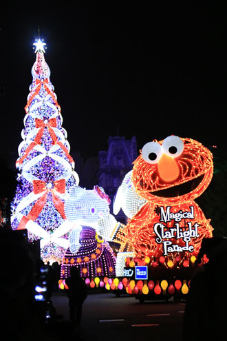 クリスマスツリーとマジカル・スターライト・パレード