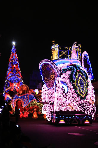 クリスマスツリーとマジカル・スターライト・パレード