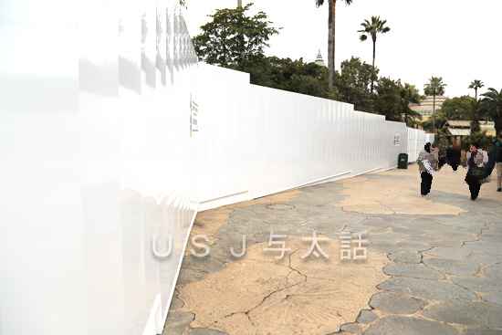 植え込みの手入れが行われています