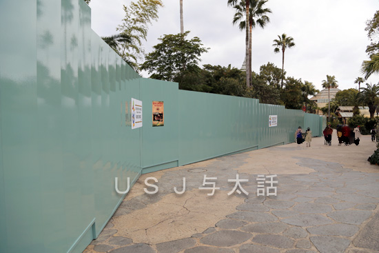 ジュラシックパークで植え込みの手入れ