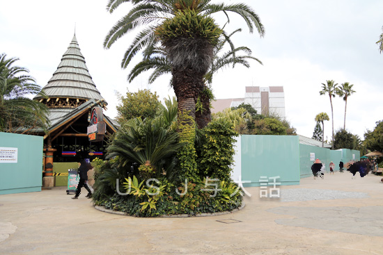 ジュラシックパークで植え込みの手入れ