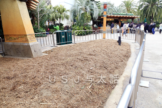 ジュラシックパークで植え込みの手入れ