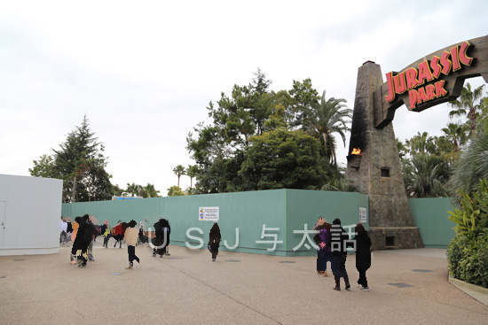 アミティビレッジの植え込みの手入れ