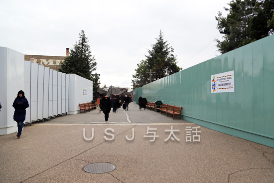 アミティビレッジの植え込みの手入れ