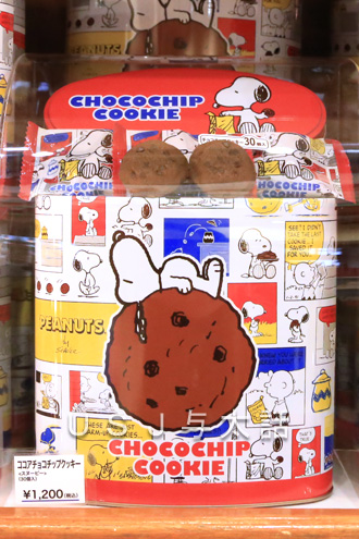 缶の入れ物に入ったお菓子