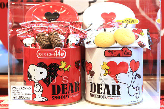 缶の入れ物に入ったお菓子