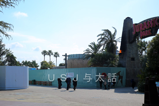 植え込みの手入れが行われています