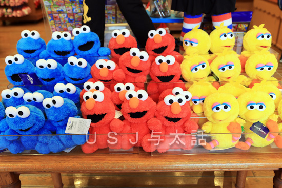 エルモやクッキーモンスターなどセサミストリートの仲間