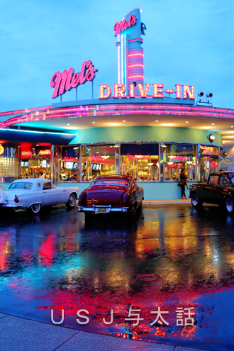 夜のメルズドライブイン