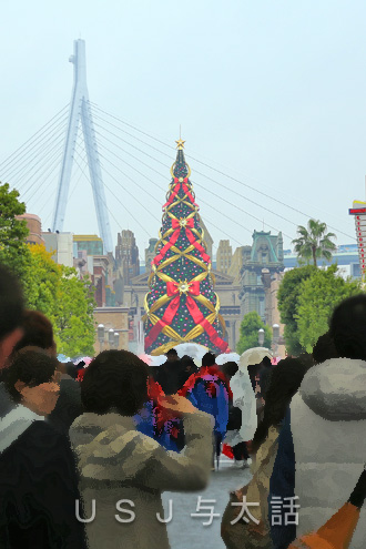 USJの巨大クリスマスツリー