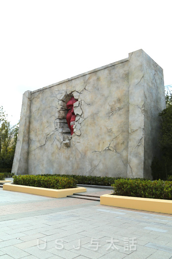 進撃の巨人 の「実物大 壁の巨人」