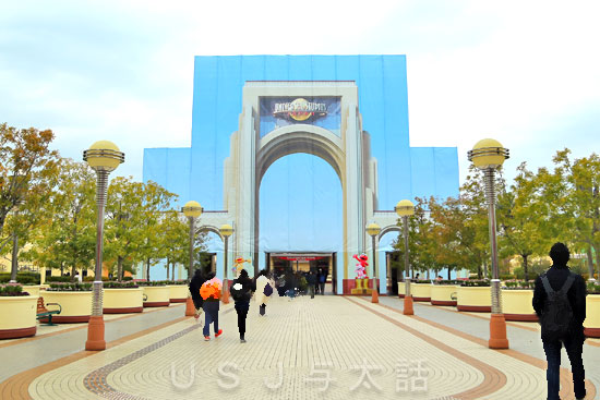USJの大門にカバー